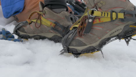 Stiefel-Mit-Steigeisen,-Die-Auf-Einen-Eisigen-Gletscher-Treten,-Nahaufnahme-In-Zeitlupe