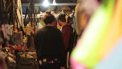 Tourist-Beim-Schaufensterbummel-Auf-Dem-Nachtmarkt-Auf-Dem-Lokalen-Nachtmarkt-In-Pai,-Thailand