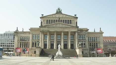 Histórica-Sala-De-Conciertos-Con-Estatua-Blanca-En-Primer-Plano-En-Gendarmenmarkt