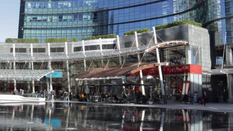 Herz-Der-Gebäude-Des-Finanzviertels-Piazza-Gae-Aulenti-In-Mailand-Italien-Mit-Dem-Reflektierenden-Wasser-Und-Den-Geschäften