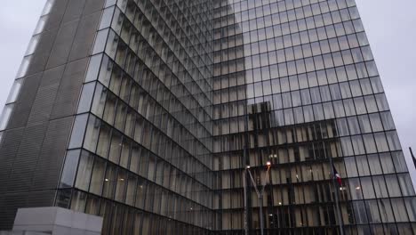 Biblioteca-Nacional-Francesa-Vista-Amplia-De-Cierre-Medio-Inclinándose-Hacia-Arriba-Con-Casi-Nadie-Durante-El-Día-Nublado-En-París-Francia