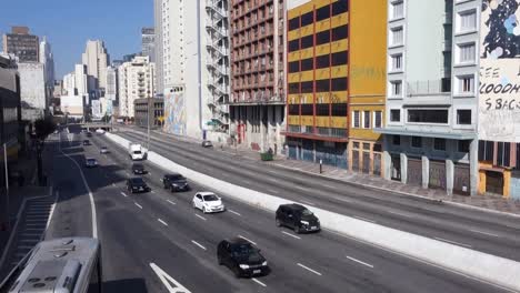 Bus--Und-Autoverkehr-Auf-Der-Prestes-Maia-Avenue-In-Sao-Paulo-City