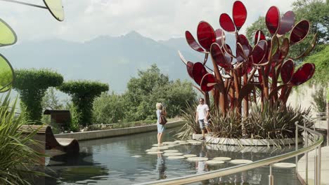 Pareja-Tome-Fotografías-En-Jardines-Para-Amantes