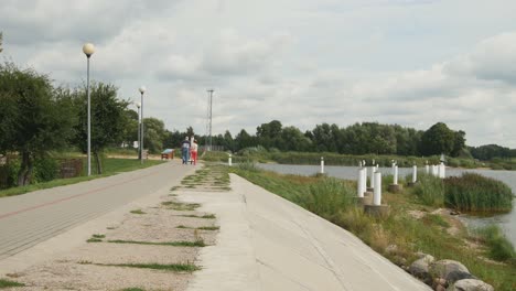 Seniorenpaar-Wanderweg-Am-Flussufer