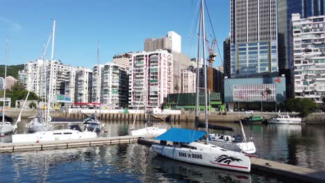 Boats-anchored-at-Causeway-bay-typhoon-shelter,-located-by-the-famous-Jardine-noonday-Gun