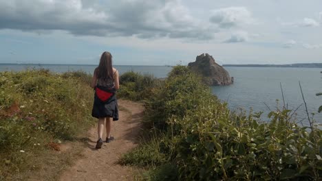 Mujeres-Caminando-Por-El-Camino-Costero-Con-Vistas-Al-Océano