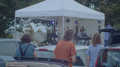 Jugendliche,-Die-In-Einer-Drive-In-Kirche-Gottesdienst-Feiern,-Mittlere-Teleaufnahme