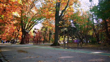 Autumn-scene-time-lapse-in-the-park,-Herastrau-park-,-Bucharest-Romania