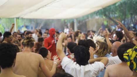 Menschen-Tanzen-Beim-Musikfestival