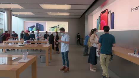 Clientes-Probando-Y-Comprando-Productos-De-La-Marca-Apple-En-Una-Tienda-Apple-Durante-El-Día-Del-Lanzamiento-De-Los-Nuevos-Teléfonos-IPhone-12-Y-IPhone-12-Pro