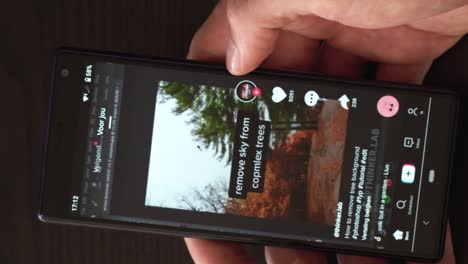 Video-Vertical-De-Desplazamiento-Manual-En-El-Teléfono-Inteligente-Con-Alimentación-Tiktok-En-La-Pantalla