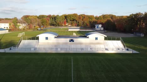 Drohne,-Die-Nahe-An-Und-Dann-An-Einer-Neu-Gebauten-Fußballtribüne-Vorbeifliegt