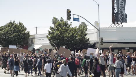 Vidas-Negras-Importan-Manifestantes-Marchan-Por-La-Calle-En-La-Distancia,-Cámara-Lenta