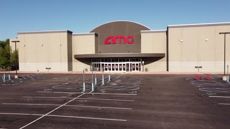 Un-Estacionamiento-Tranquilo-Y-Vacío-De-Un-Cine-Cerrado-Durante-La-Pandemia-De-Coronavirus-En-El-Condado-De-Monroe,-Sureste-De-Michigan,-Estados-Unidos