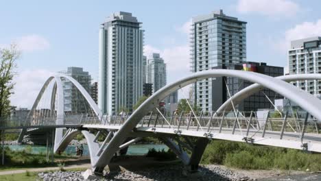 Calgary-East-Village-Con-El-Puente-Colgante-George-King-En-El-Río-Bow