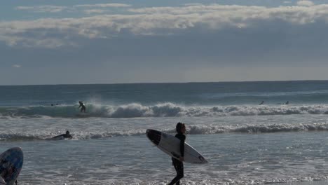 Surfistas-En-Rocas-De-Pargo-Durante-El-Verano---Actividades-De-Playa-En-Coolangatta,-Queensland---Amplia-Toma-En-Cámara-Lenta