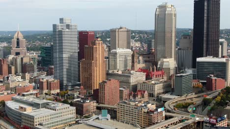 Vista-Aérea-De-Bienes-Raíces-Comerciales-En-El-Centro-De-Pittsburgh,-Pa