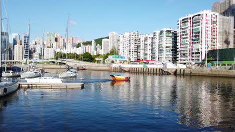 Boats-anchored-at-Causeway-bay-typhoon-shelter,-located-by-the-famous-Jardine-noonday-Gun