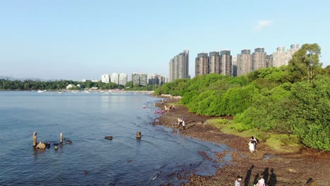 Hong-Kong-Wu-Kai-Sha-Strand-Und-Küste-Mit-Wohnwolkenkratzern-Im-Hintergrund,-Luftaufnahme