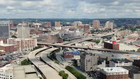 Antena-De-La-Autopista-Interestatal,-Corta-A-Través-De-La-Ciudad-De-Baltimore,-Edificios-De-Oficinas-Y-Negocios-En-Estados-Unidos-De-América,-Estados-Unidos