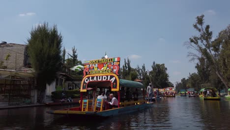 Banda-De-Mariachis-Tocando-Música-Para-Una-Pareja-Feliz-En-Un-Barco-En-Xochimilo,-Ciudad-De-México,-Durante-Covid-19