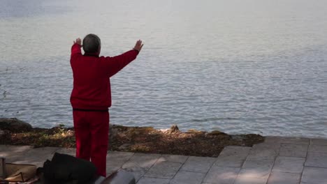 Mann-Beim-Yoga-Am-Wasser-In-China-In-Guilin