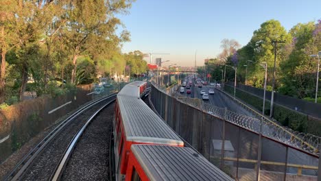 Trenes-Elevados-En-Su-Viaje-Matutino-Junto-A-La-Avenida-Tlalpan-En-La-Parte-Sur-De-La-Ciudad-De-México,-México