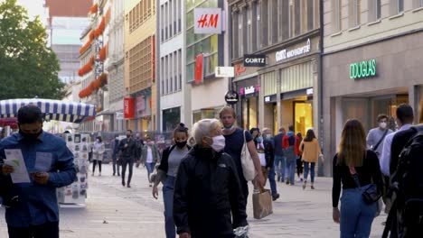 Gente-Con-Mascarillas-En-La-Zona-Peatonal-De-Munich