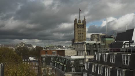 Vista-De-La-Azotea-De-La-Torre-Victoria-En-Londres-Con-Bandera-Contra-Nubes-Dramáticas