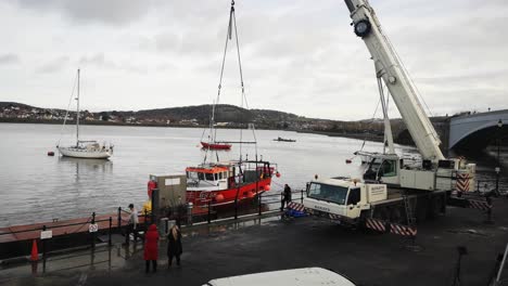 Grúa-Telescópica-Vehículo-Elevación-Barco-De-Pesca-En-El-Puerto-De-Gales-Conwy