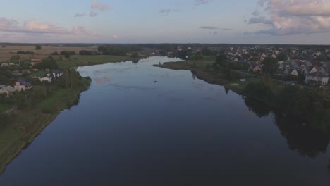 Abends-Vorwärts-über-Den-Sirvinta-Fluss-Fliegen