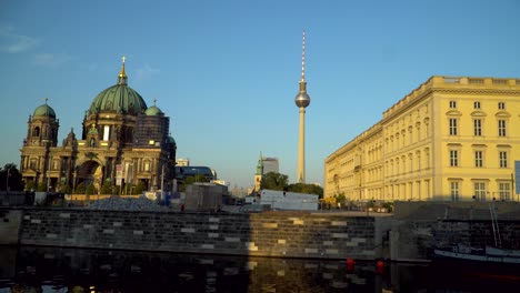 Panoramablick-Auf-Den-Historischen-Berliner-Dom-Und-Das-Umgebaute-Berliner-Schloss