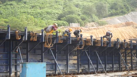 Bauarbeiter-Installieren---Fertigen-Holzschalungen-Und-Bewehrungsstäbe-Auf-Der-Baustelle