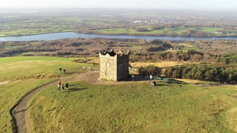 Rivington-Hillside-Tower-Lancashire-Landschaft-Reservoir-Herbst-Landschaft-Luftbahn-Rechte-Ansicht