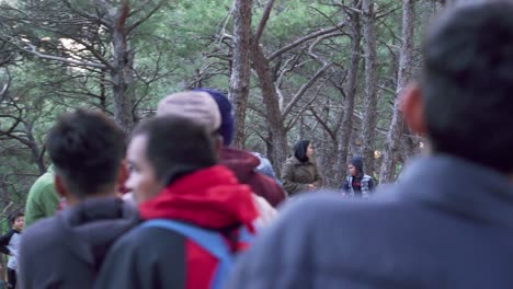 Cola-De-Inmigrantes-Afganos-En-El-Bosque-Esperando-Comida