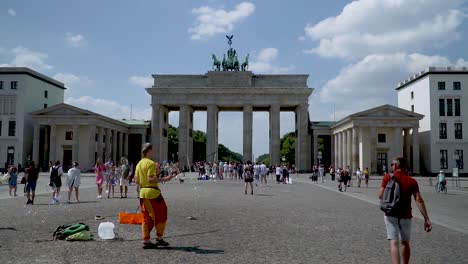 Tourists-at-Famous-Brandenburg-Gate-Monument-in-Berlin,-Germany