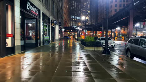 Paseo-Por-La-Ciudad-En-Calles-Vacías-Y-Brillantes-De-Chicago-Después-De-Una-Noche-Lluviosa-Durante-La-Cuarentena