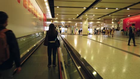 Menschen,-Die-Einen-Fahrsteig-In-Der-U-Bahn-Station-Hongkong-Benutzen