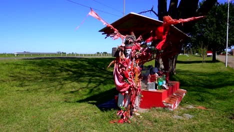 Un-Santuario-En-Honor-Al-Gauchito-Gil-Cerca-De-Una-Ruta-Provincial