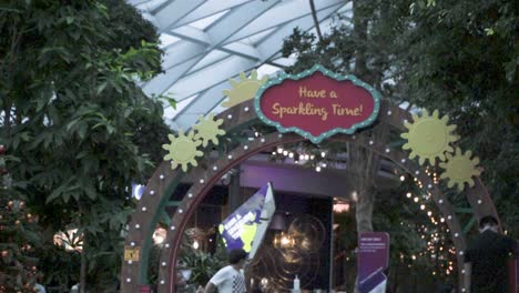 Cartel-De-Saludo-De-Navidad-En-El-Pintoresco-Parque-De-Dosel---Navidad-Durante-Una-Pandemia-En-El-Aeropuerto-Jewel-Changi-En-Singapur---Tiro-Revelador,-Cámara-Lenta