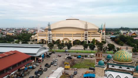 Toma-Aérea-Desde-El-Mercado-Medan,-Edificio-Multipropósito-En-Segundo-Plano.