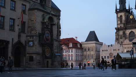 Casco-Antiguo-De-Praga-Sin-Turista-Durante-La-Pandemia-Del-Virus-Covid-19,-Gente-En-La-Plaza-Por-Reloj-Astronómico,-Cámara-Lenta