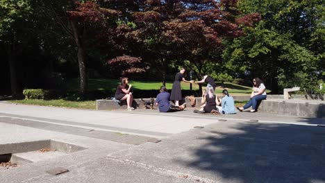 Bloqueo-Pandémico-Covid-19-Ignorando-A-Las-Damas-Desobedientes-Desenmascaradas-Disfrutan-De-Un-Almuerzo-Comunitario-Al-Aire-Libre-Cerca-Unas-De-Otras-En-Un-Parque-Del-Centro-De-La-Ciudad-1-3