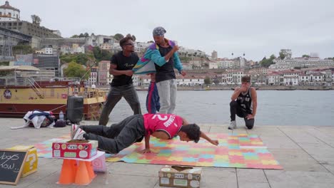 Los-Animadores-Actúan-En-Las-Calles-De-Oporto,-Portugal,-Breakdance-Y-Comedia