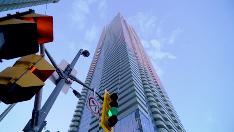 Toma-Exterior-De-ángulo-Bajo-De-Un-Edificio-De-Condominios-En-Yorkville,-Luz-De-La-Calle-En-Primer-Plano