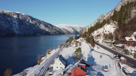 Descripción-General-De-Fossmark-Entre-La-Autopista-E16-De-Bergen-Y-El-Ferrocarril-Entre-Bergen-Y-Voss-A-Oslo---Antena-Escénica-De-Invierno-Con-Veafjorden