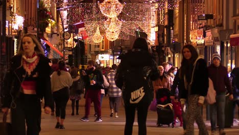 Foto-Fija-De-Una-Calle-De-Dublín-En-Navidad-En-Tiempos-Difíciles-Con-Algunas-Personas-En-Una-Calle-No-Tan-Concurrida-Y-Negocios-Locales-Cerrados