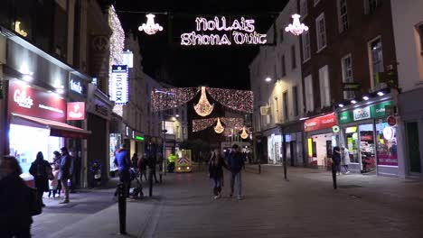 Foto-Fija-De-Una-Calle-De-Dublín-A-La-Hora-De-Navidad-En-Tiempos-Difíciles-Con-Algunas-Personas-En-Una-Calle-No-Tan-Concurrida