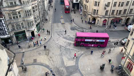 Diese-Hochwinkelansicht-Der-Kreuzung-Zwischen-Der-High-Street-Und-Dem-Cornmarket-In-Oxford-Wurde-Von-Der-Spitze-Des-Carfax-Tower-Aufgenommen