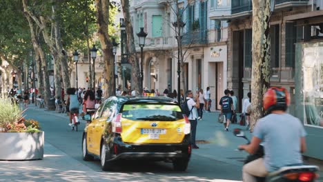 Menschen,-Die-Auf-Dem-Paseo-De-Gracia,-Barcelona,-Spazieren-Gehen-Und-Einkaufen